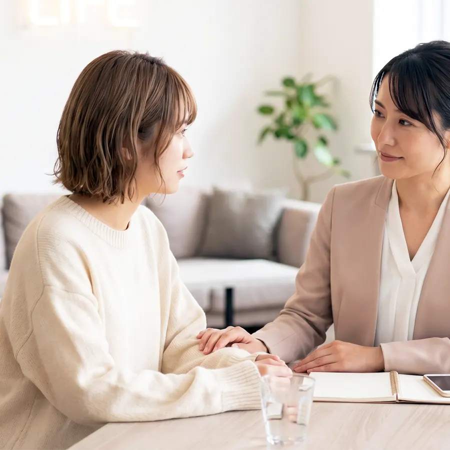 女性スタッフ（右）に、面接・相談をする女性（左）