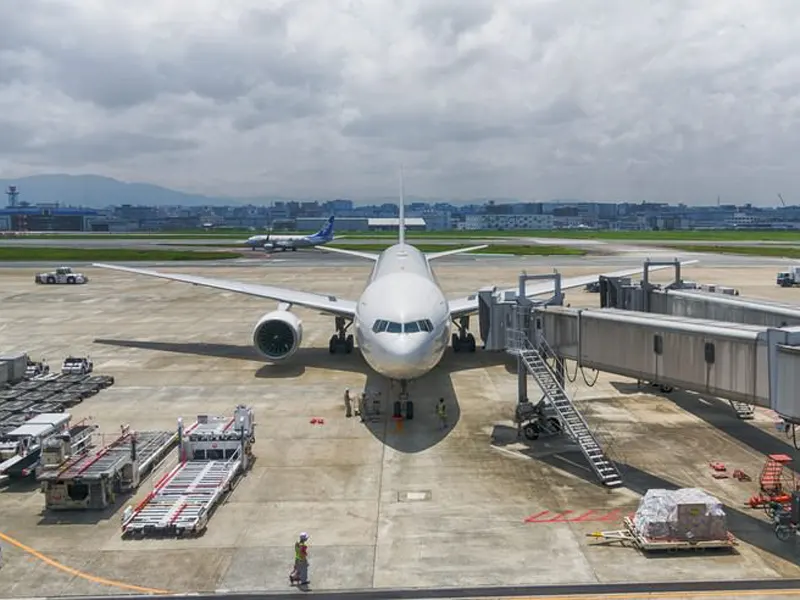 AV女優が撮影のために福岡空港から飛行機で移動するイメージ画像
