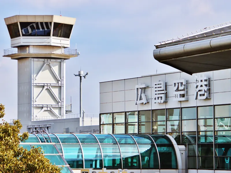 AV女優が撮影のために広島空港から飛行機で移動するイメージ画像