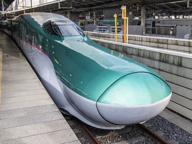 AV女優が撮影のために仙台駅から新幹線で移動するイメージ画像